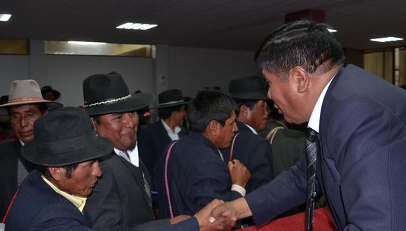 Prometen carretera para pueblos aimaras de Puno en 2016