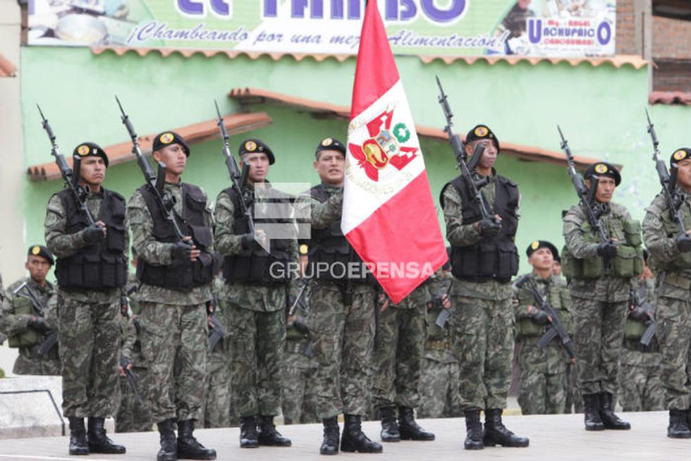 Ejército rinde homenaje a la Bandera del Perú