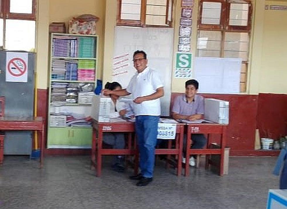 Candidatos Carlos Rua y Richard Prado votaron en Huanta y Huamanga (Fotos)