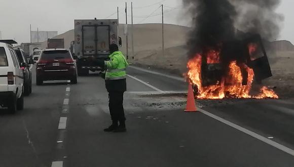 Furgoneta arde en medio de carretera y dos personas salvan de morir calcinadas.