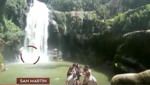 Joven muere tras intentar tomarse una foto en una cascada en la región San Martín. (Captura: América Noticias)
