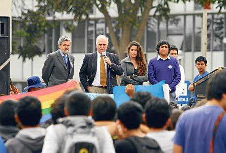 PUCP reconoce que su rector recibe doble sueldo  