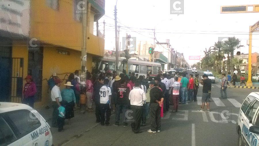 Violento choque de minibús y automóvil deja seis heridos de consideración