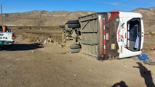 Arequipa: siete personas fallecidas tras despiste de bus en la carretera 