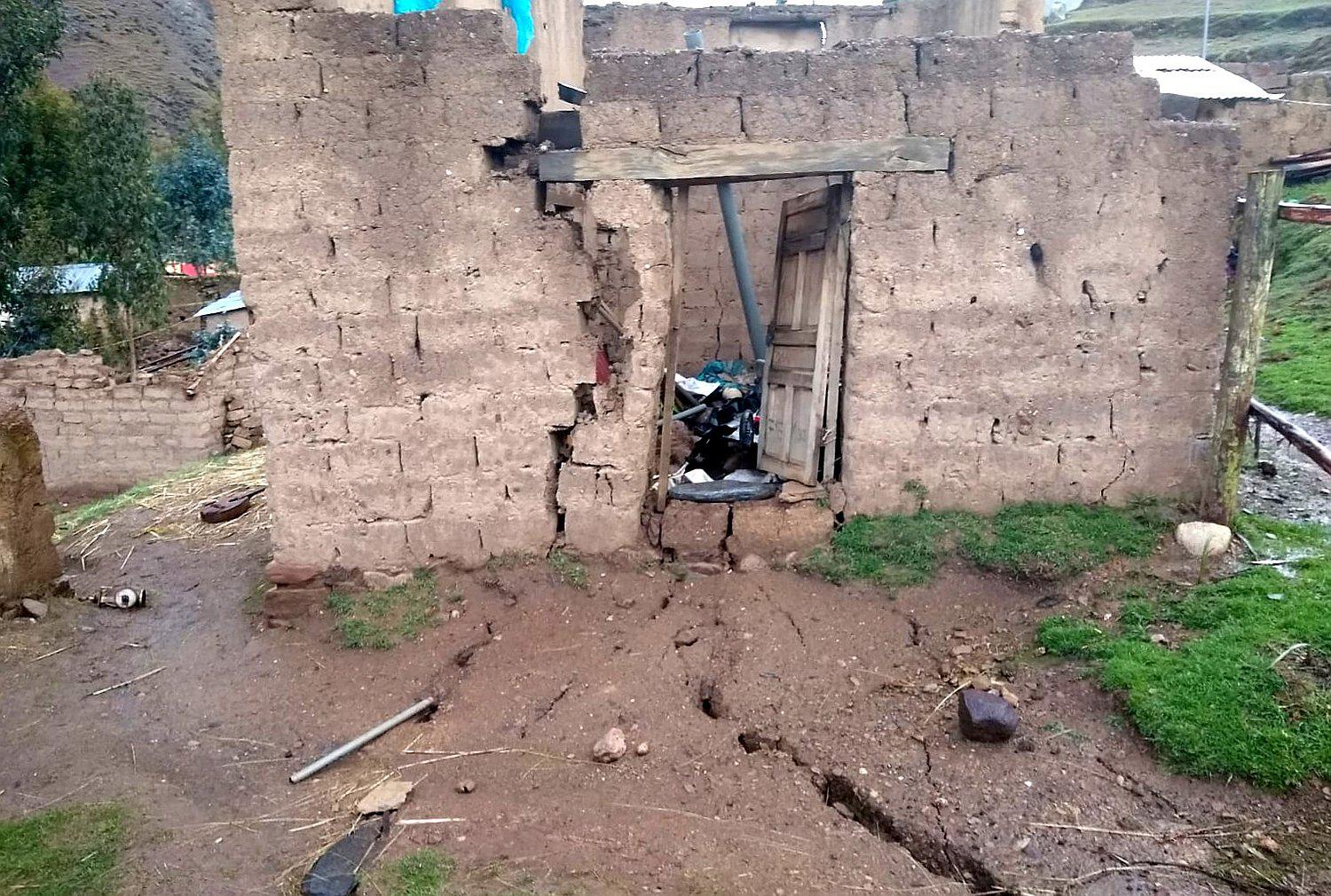 Fisuras en la tierra destruyen viviendas en Cusco (FOTOS)