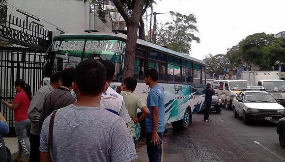 Trujillo: Microbús termina en la vereda 
