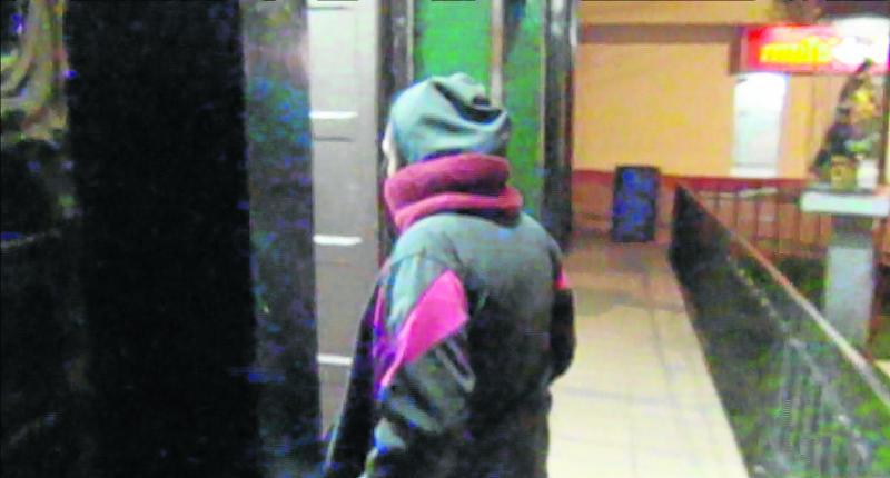 Adolescente huye de night club y pide ayuda  