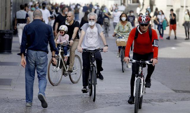 Decenas de personas salieron del confinamiento en Italia, algunos montados en bicicletas como se puede observar en esta imagen. (EFE/EPA/MOURAD BALTI TOUATI)