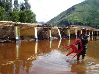 Alumnos realizan clases en aulas prestadas