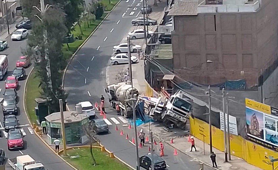 Surco: Camión con material de construcción se volteó en avenida La Encalada (VIDEO)