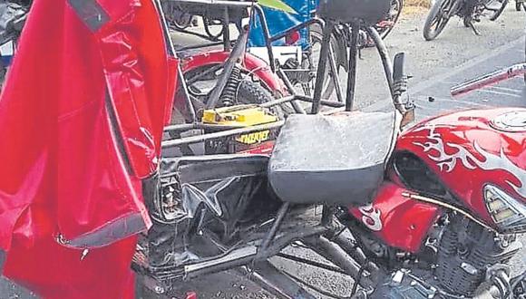 El conductor y la pasajera de una mototaxi resultan con lesiones al impactar con una miniván y un camión en la Panamericana.