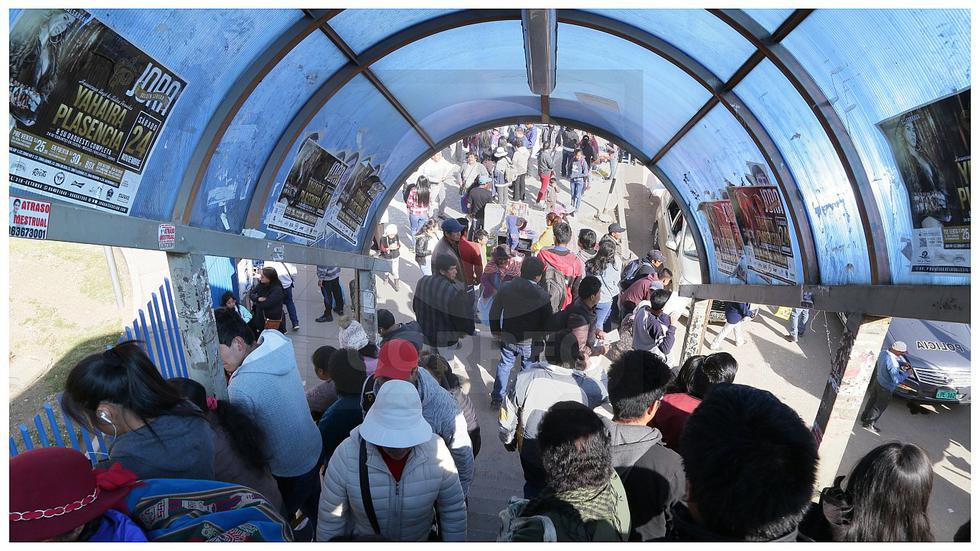Postulante escala rejas y salta al interior de universidad para rendir examen (FOTOS)