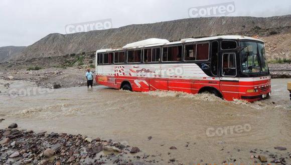Bus interprovincial quedó atrapado en rio Callazas