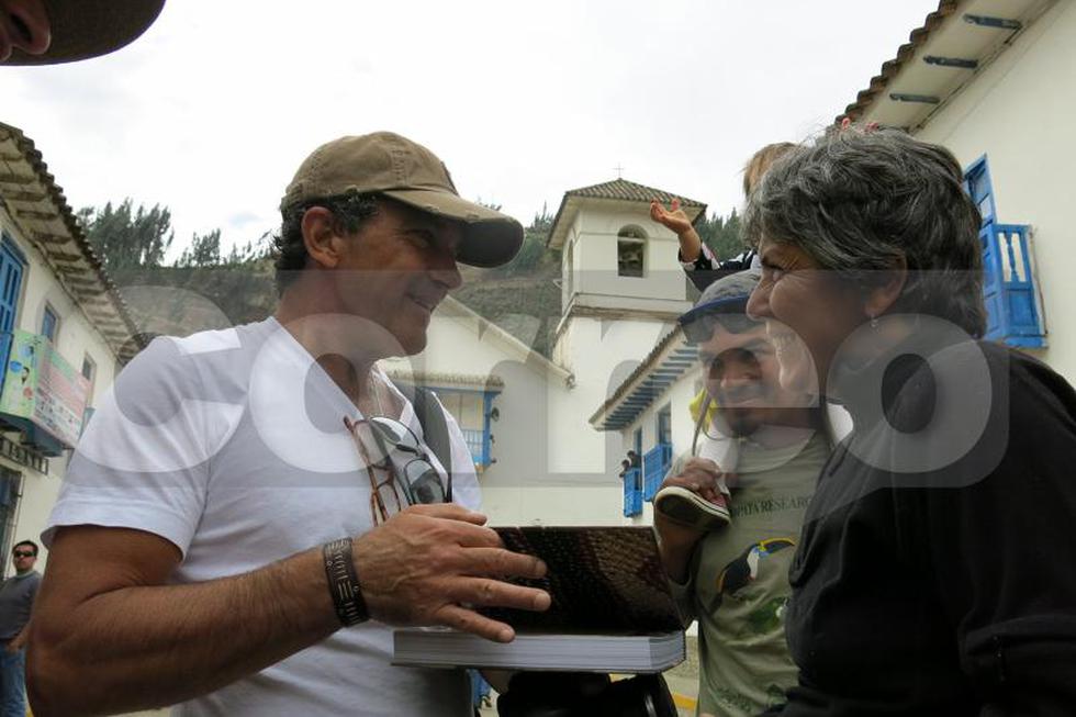 Cusco: Antonio Banderas visitó Paucartambo y se tomó fotos con la población
