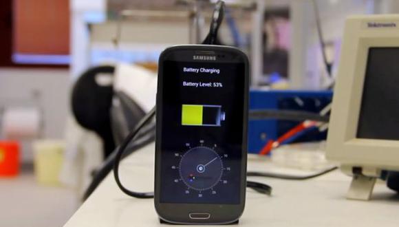 Afirman que es posible cargar la batería de un celular en 30 segundos