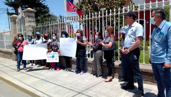 Miembros de ambos países reclamaron en la sede de la misión diplomática en Tacna. (Foto: Adrian Apaza)