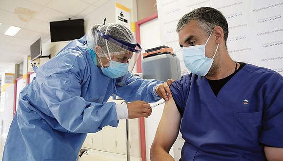 Según el Colegio Médico del Perú, a dos meses del inicio de la vacunación, aún falta que más de 17 mil médicos reciban la primera dosis de la vacuna; y 29 mil, la segunda. (Minsa)