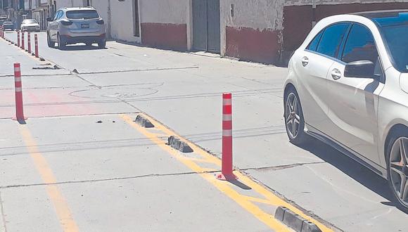 Contraloría detecta que comuna de Huaraz colocó postes para tránsito de ciclistas en parte de avenida Pedro Villón que reconstruirán.