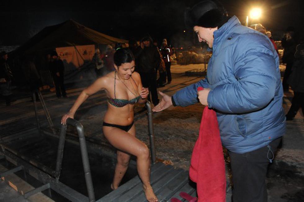 Rusos celebraron la Epifanía con baños en agua helada (FOTOS)