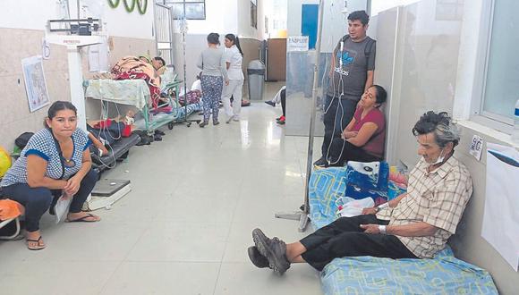 El aumento de casos de dengue provocó la insuficiencia de camas en el área de Emergencia y demora en la atención.