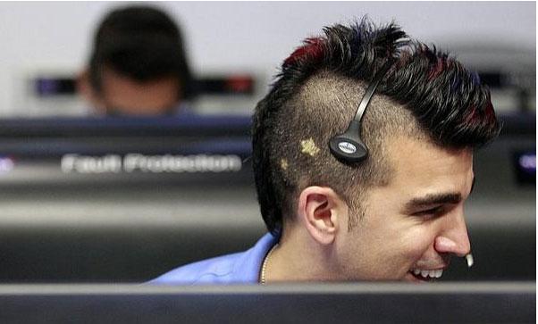 Ingeniero de la NASA es celebridad en Internet por su peinado 