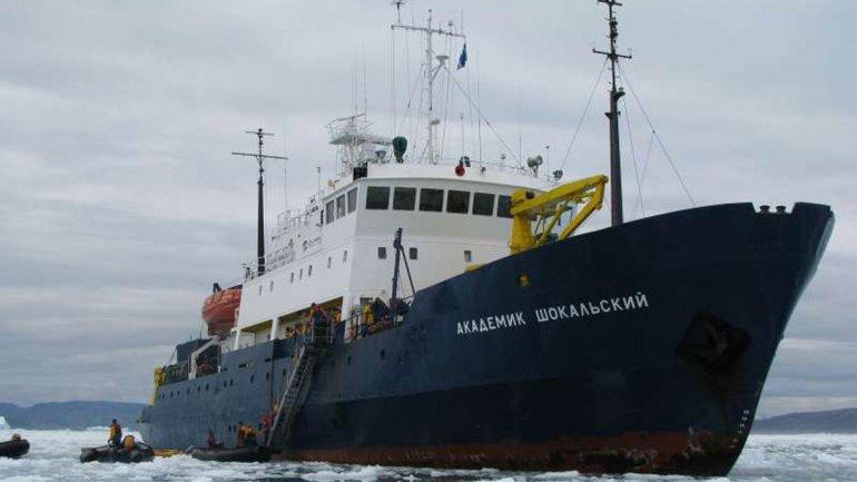 Barco ruso atrapado en hielo de la Antártida está siendo liberado