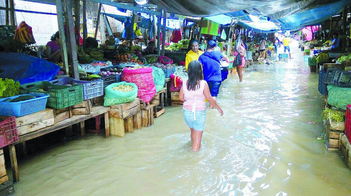 Lluvias inundan mercado de Aguas Verdes y generan corte de luz en sectores de la región Tumbes 
