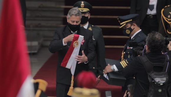 El expresidente Francisco Sagasti se retiró la banda presidencial en los exteriores del Legislativo. (Foto: Leandro Britto / @photo.gec)