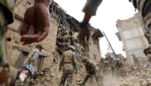 Nepal: Rescatan a joven tras permanecer 80 horas bajo los escombros en Katmandú