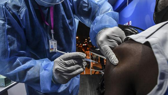Un hombre es inoculado con la vacuna Moderna contra el COVID-19 en un parque de Medellín, Colombia, el 5 de agosto de 2021. (JOAQUIN SARMIENTO / AFP).