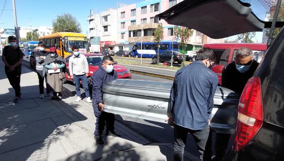 Los familiares del estudiante retiraron ayer el cuerpo de la morgue de Arequipa