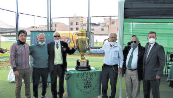El club Verdolaga de la Pampilla celebró  a lo grande y estrenó a Mario Núñez Delgado como nuevo presidente de la institución deportiva. (Foto: Jonathan Bárcena)