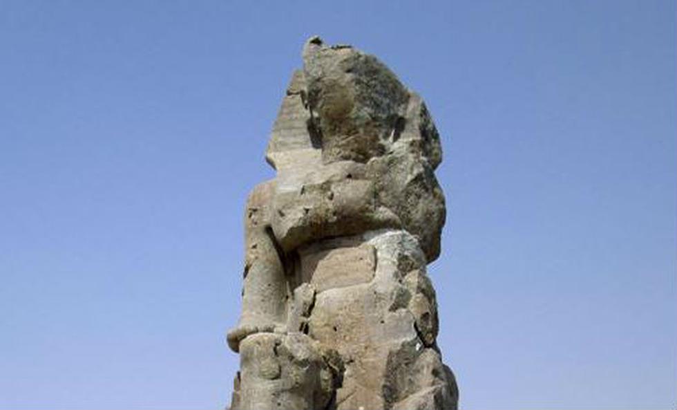 La cabeza de un coloso de Memnón vuelve a su sitio 