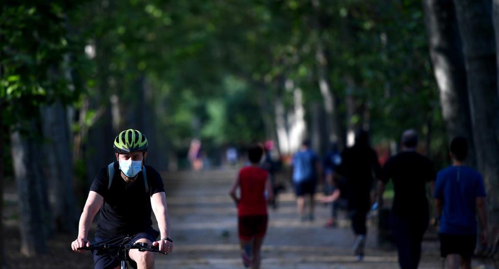 Imagen referencial. La gente se ejercita en el Parque del Retiro de Madrid (España) el pasado 25 de mayo de 2020 a medida que las autoridades relajan las restricciones por coronavirus. (Gabriel BOUYS / AFP).