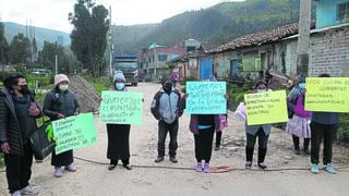 Pobladores protestan y bloquean carretera en pésimo estado que espera por asfaltado desde hace tres años 