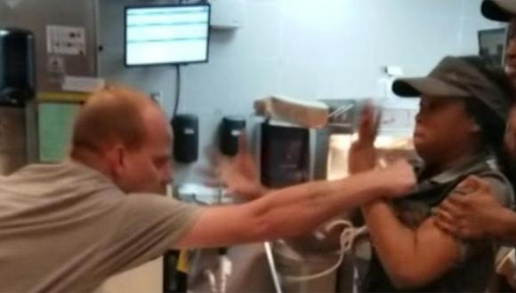 Hombre agrede a empleada de fast food porque no le dio un sorbete para su bebida (VIDEO)