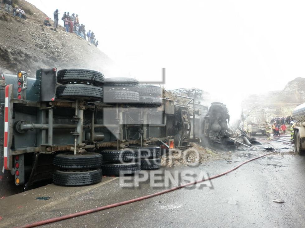 Así quedó el bus incendiado tras el choque con cisterna (FOTOS)