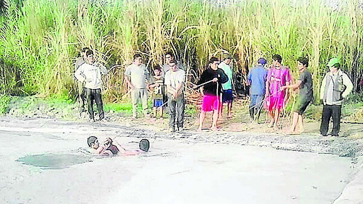 Niño de 3 años muere al caer a poza de oxidación en Chincha Baja