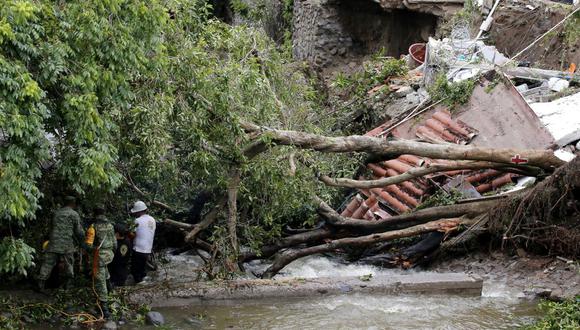 Soldados y miembros de la protección civil trabajan para desbloquear el acceso a tres casas que se derrumbaron tras el terremoto de ayer en Colima, estado de Colima, México, el 20 de septiembre de 2022. (Foto de ULISES RUIZ / AFP)