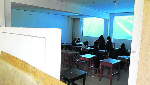 Juliaca: Alumnos estudian en aulas sin puertas ni ventanas