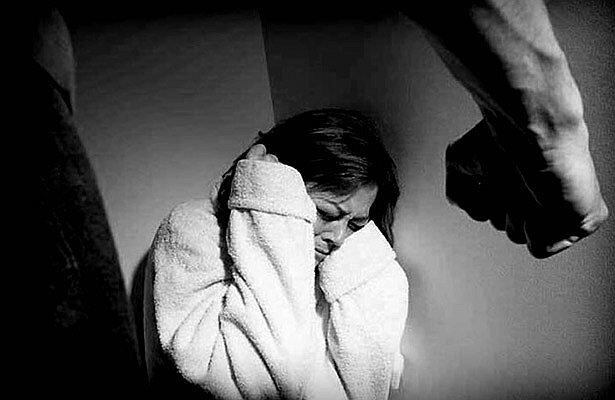 Sujeto golpea a su esposa que padece cáncer