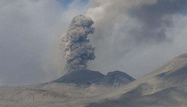 Volcán Sabancaya sigue registrando explosiones como parte de su proceso eruptivo
