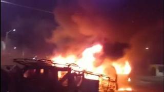 La Libertad: Manifestantes queman vehículos estacionados en el frontis de la comisaría de Chao (VIDEO)