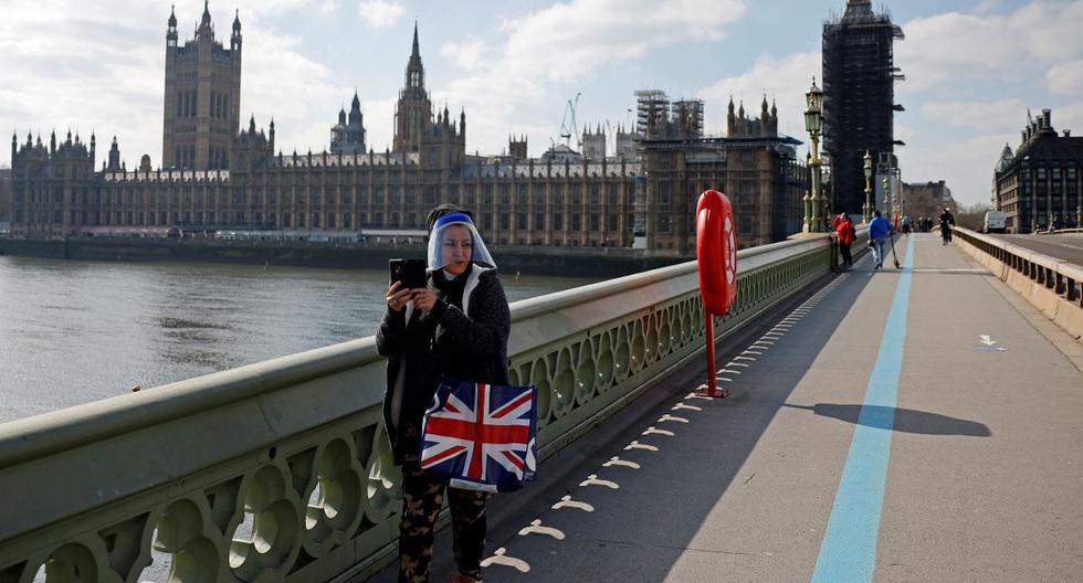 Imagen de una mujer en Londres. (Tolga Akmen / AFP).