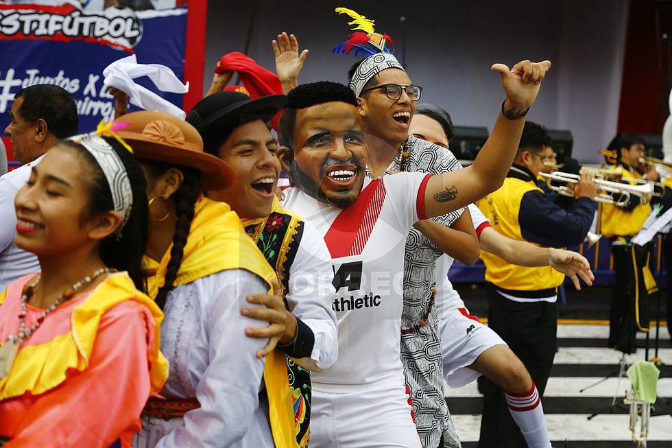 Hinchas peruanos miran el Rusia vs Arabia Saudita desde la Plaza de Armas 