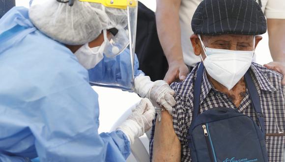 El proceso de vacunación ancianos se realiza con dosis de Pfizer.( Fotos: Eduardo Cavero / @photo.gec)