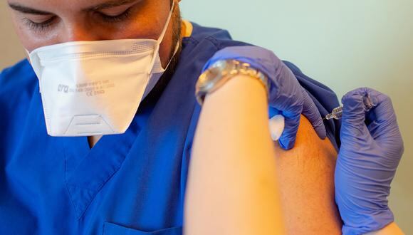 Estados Unidos espera iniciar vacunación contra el coronavirus a principios de diciembre. (Foto: Yasin AKGUL / AFP)