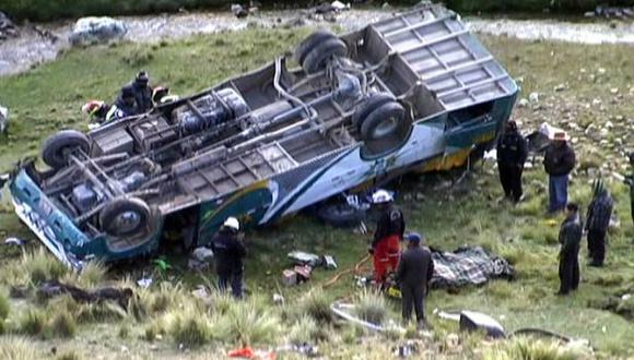 Cusco: Al menos dos muertos y 20 heridos tras accidente de bus en Paucartambo