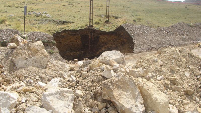 Boquerón se abre en la tierra y colapsa poste de alta tensión