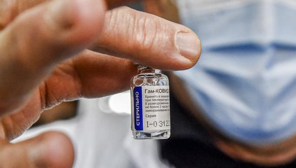 Foto referencial. Las declaraciones de Alexandre Guintsbourg buscan impulsar la vacilante campaña de vacunación en Rusia, que se topa con la desconfianza y reticencia de su población. (Foto: Archivo/ AFP / RYAD KRAMDI).